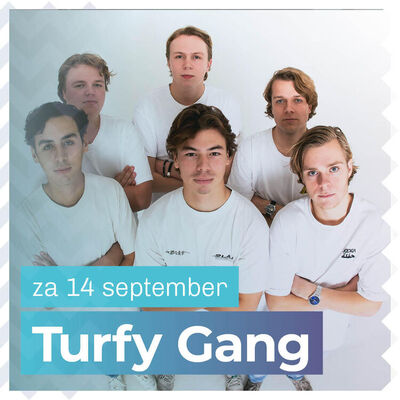 Groep van zes jonge mensen in witte t-shirts, staand op een neutrale achtergrond, met de tekst "Turfy Gang, za 14 september".